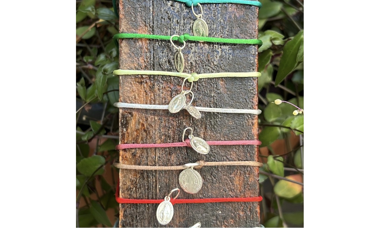 Pulseira Vermelha Fio de Seda Medalha Prata 925.
