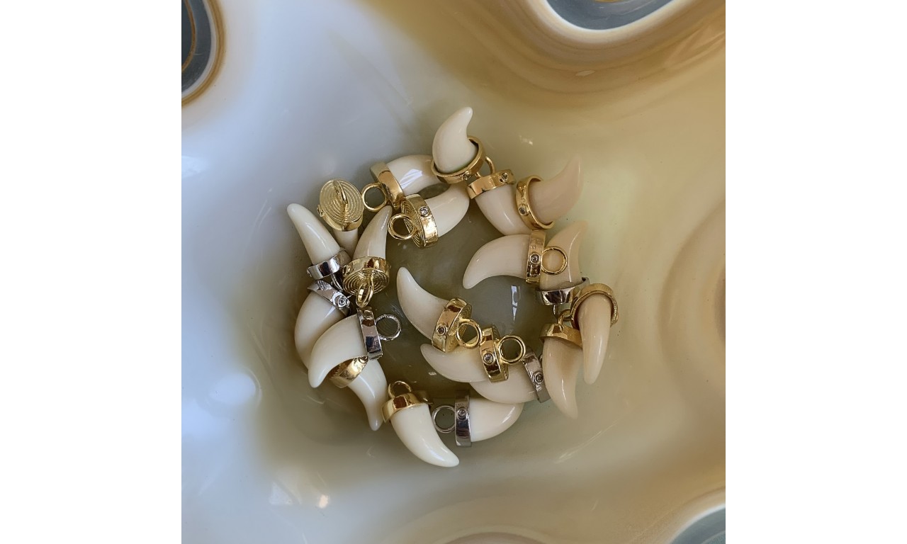Pingente Dente Banho de Ouro 18k.
