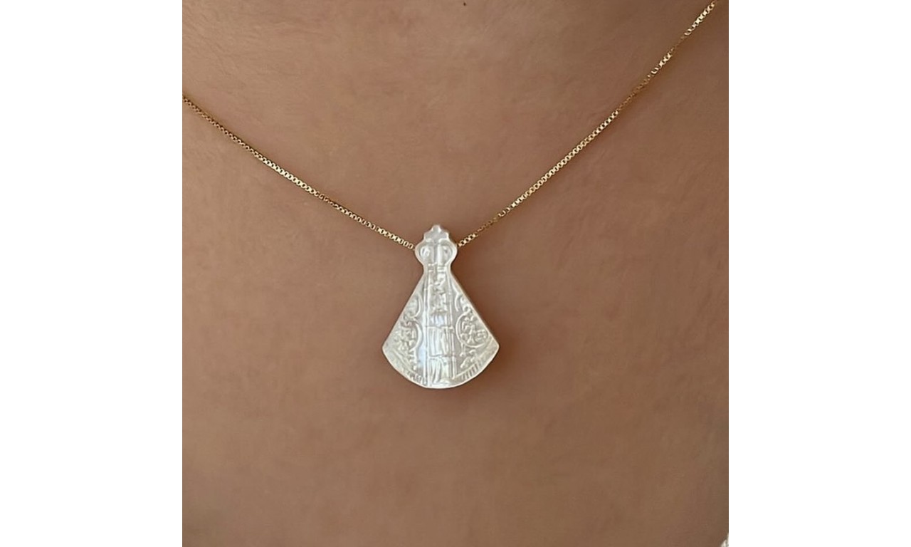 Colar Nossa Senhora Aparecida Madrepérola Banho de Ouro 18k.
